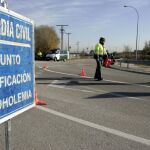 Dos agentes de la Dirección General de Tráfico, se preparan para realizar un control