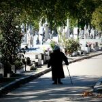 Una anciana paseando por el cementerio el pasado 1 de noviembre / Rubén Mondelo