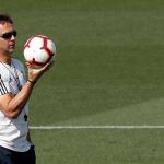 El técnico del Real Madrid, Julen Lopetegui, durante el entrenamiento que el equipo realizó hoy en la Ciudad Deportiva de Valdebebas. Foto: Efe