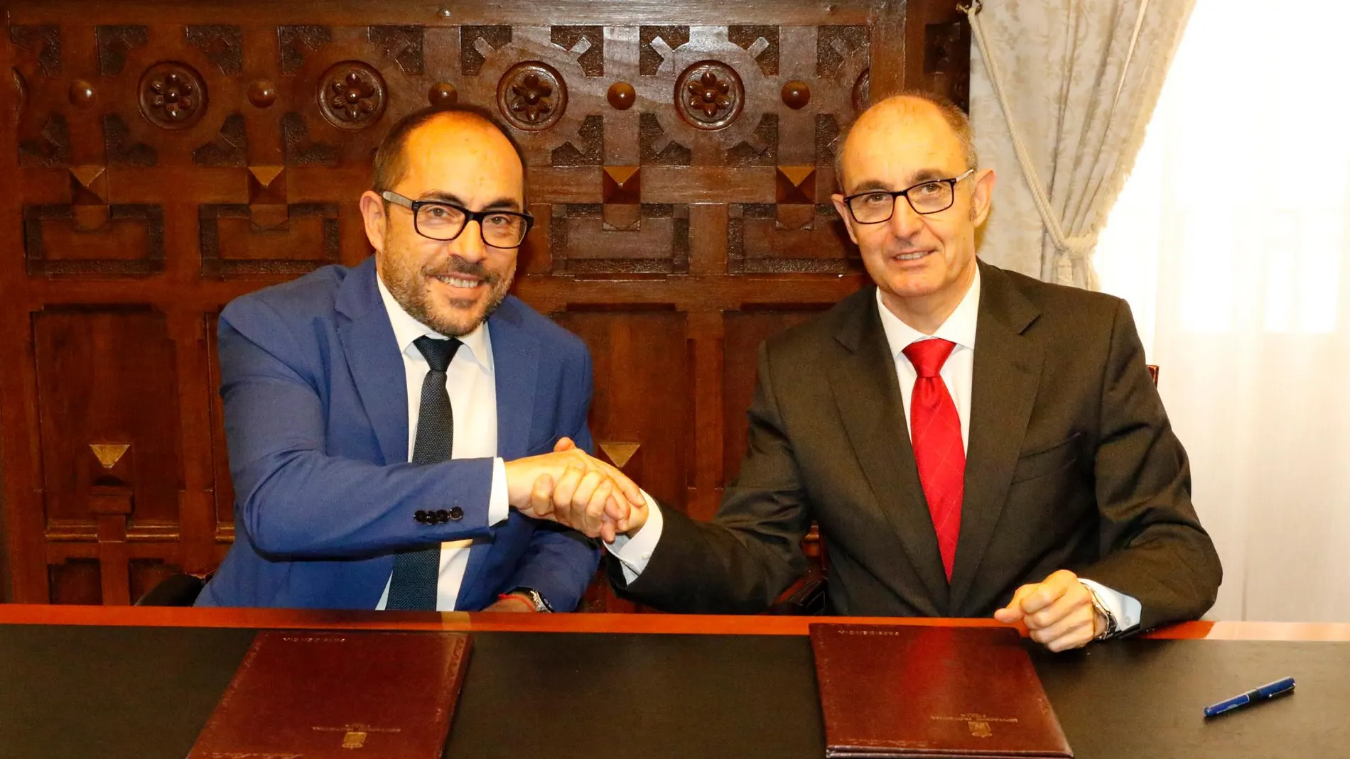 El presidente de la Diputación de Soria, Luis Rey, junto con el director general de Iberaval, Pedro Pisonero, durante la firma del convenio