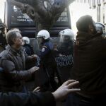 Manifestantes se enfrentan con agentes de la policía durante la protesta