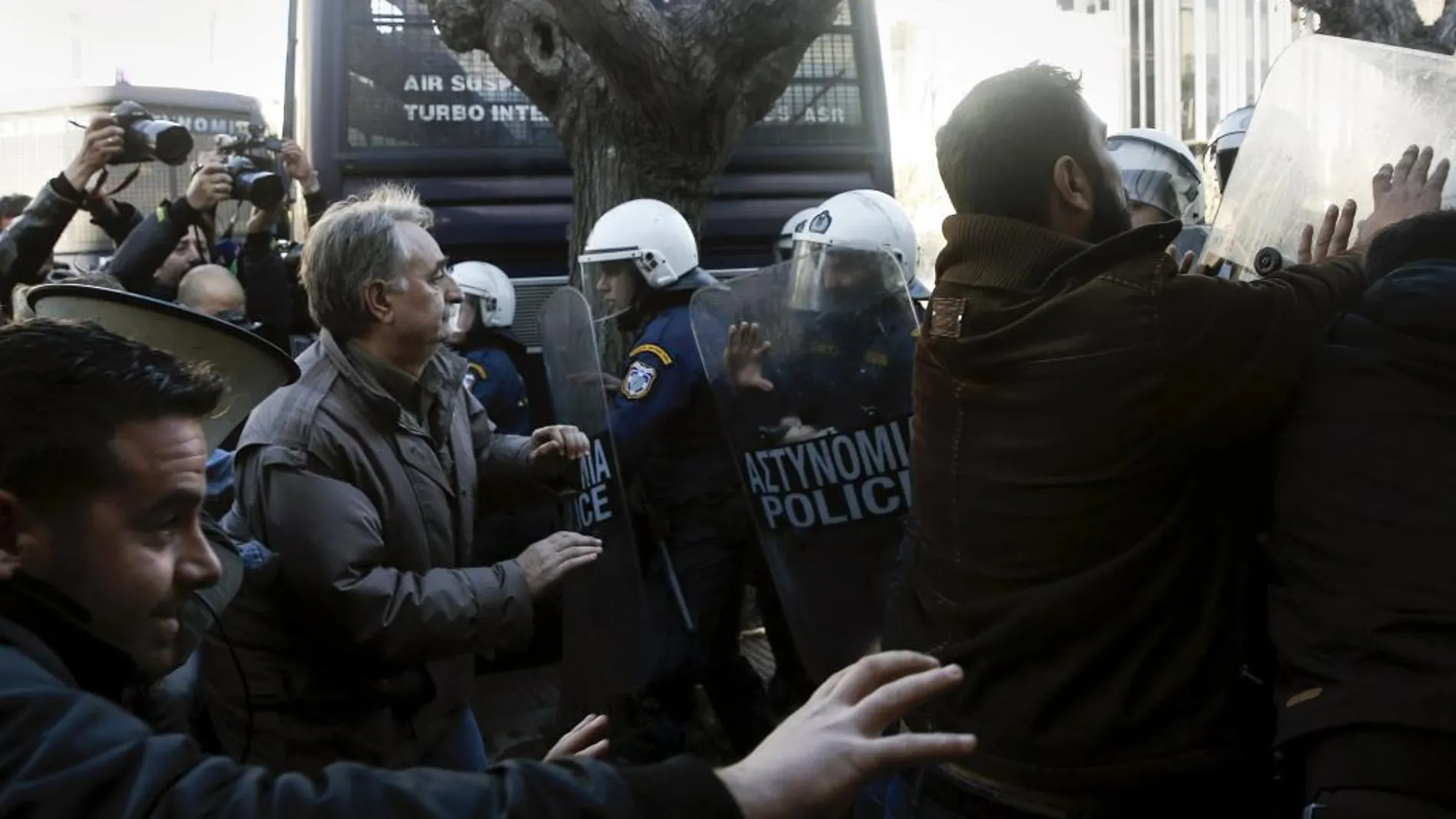 Manifestantes se enfrentan con agentes de la policía durante la protesta