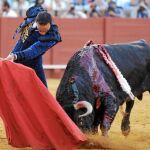 El Cid rematando una tanda de naturales con un pase de pecho, ayer