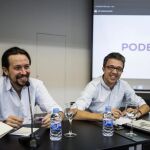 El líder de Podemos, Pablo Iglesias (i) y el director de campaña y secretario político, Íñigo Errejón (d), al inicio de la reunión del Consejo Ciudadano