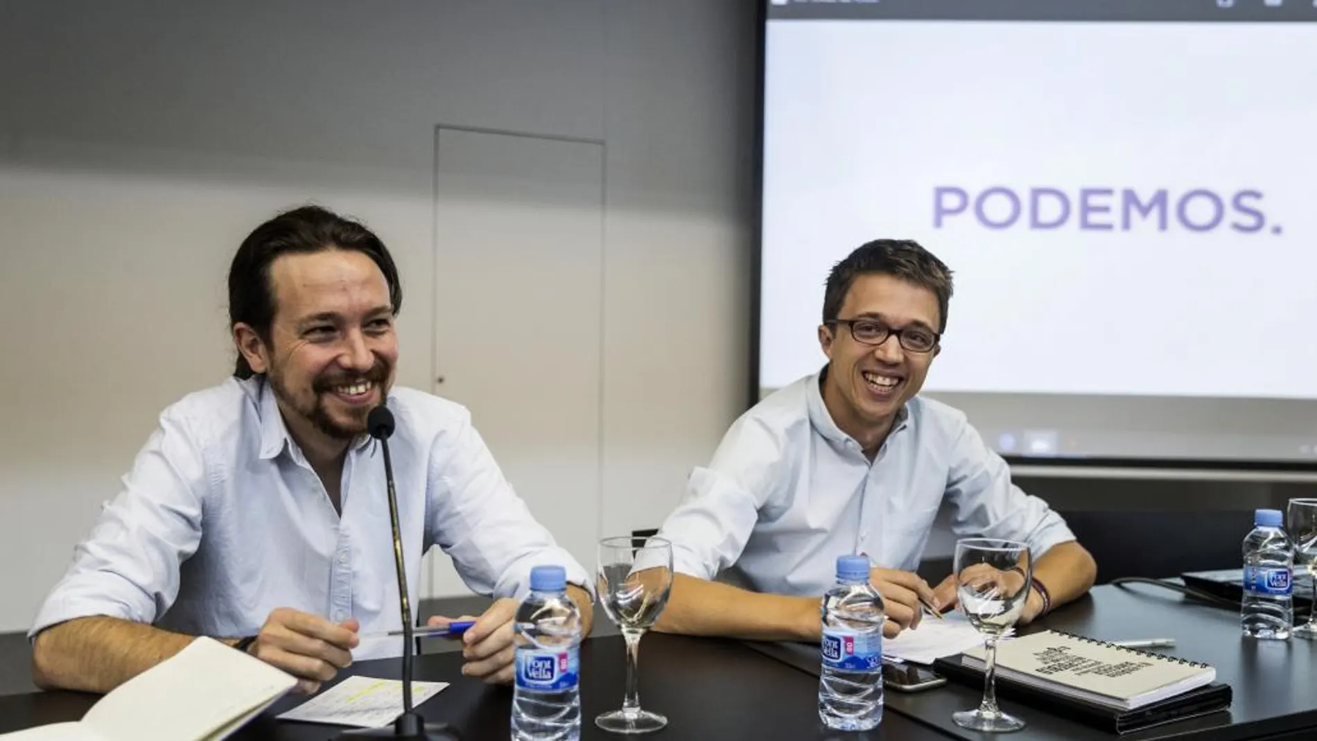 El líder de Podemos, Pablo Iglesias (i) y el director de campaña y secretario político, Íñigo Errejón (d), al inicio de la reunión del Consejo Ciudadano