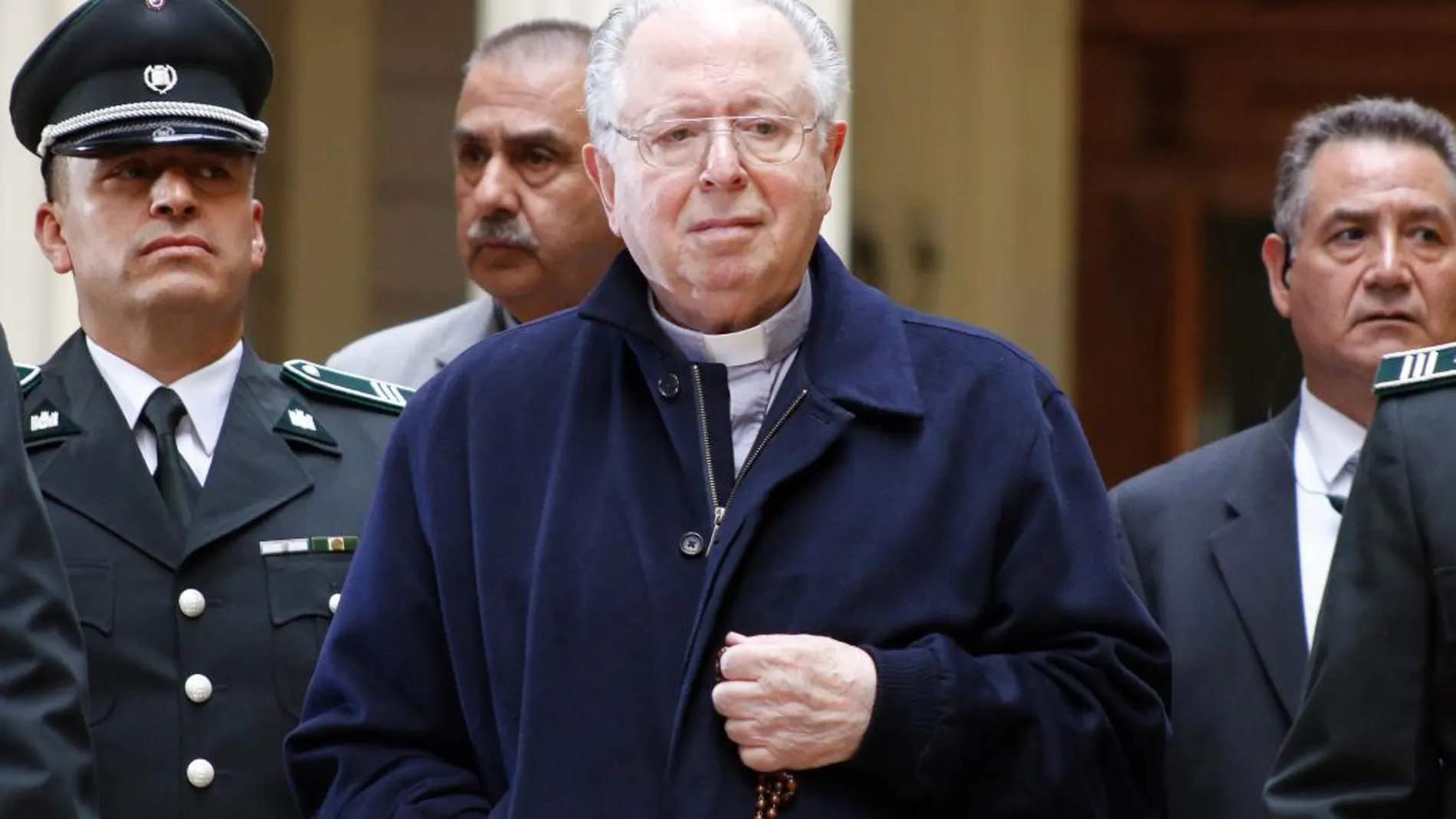 Fotografía fechada el 11 de noviembre de 2015 que muestra al sacerdote Fernando Karadima Fariña (c) a su salida de la Corte de Apelaciones en Santiago (Chile).