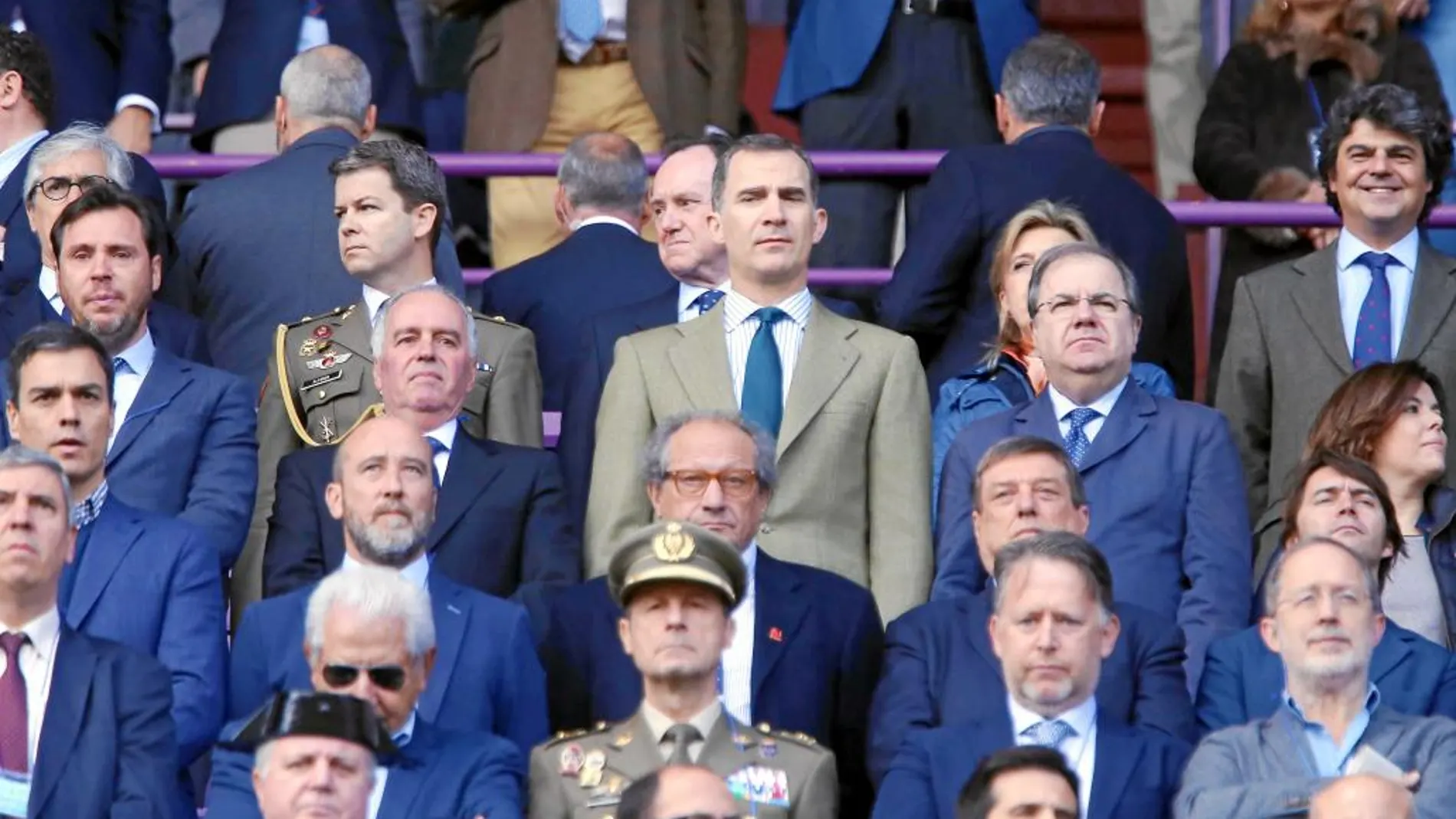 El Rey Felipe VI, junto al presidente de la Junta, Juan Vicente Herrera, el alcalde de Valladolid, Óscar Puente, Manuel Saravia, Soraya Sáenz de Santamaría, Pedro Sánchez, Jorge Moragas, y el general jefe Manuel Gorjón, entre otros