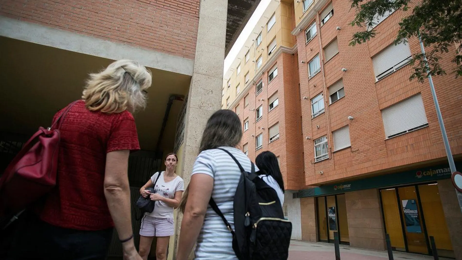 Un grupo de vecinos conversa en el lugar del suceso/Foto: Efe