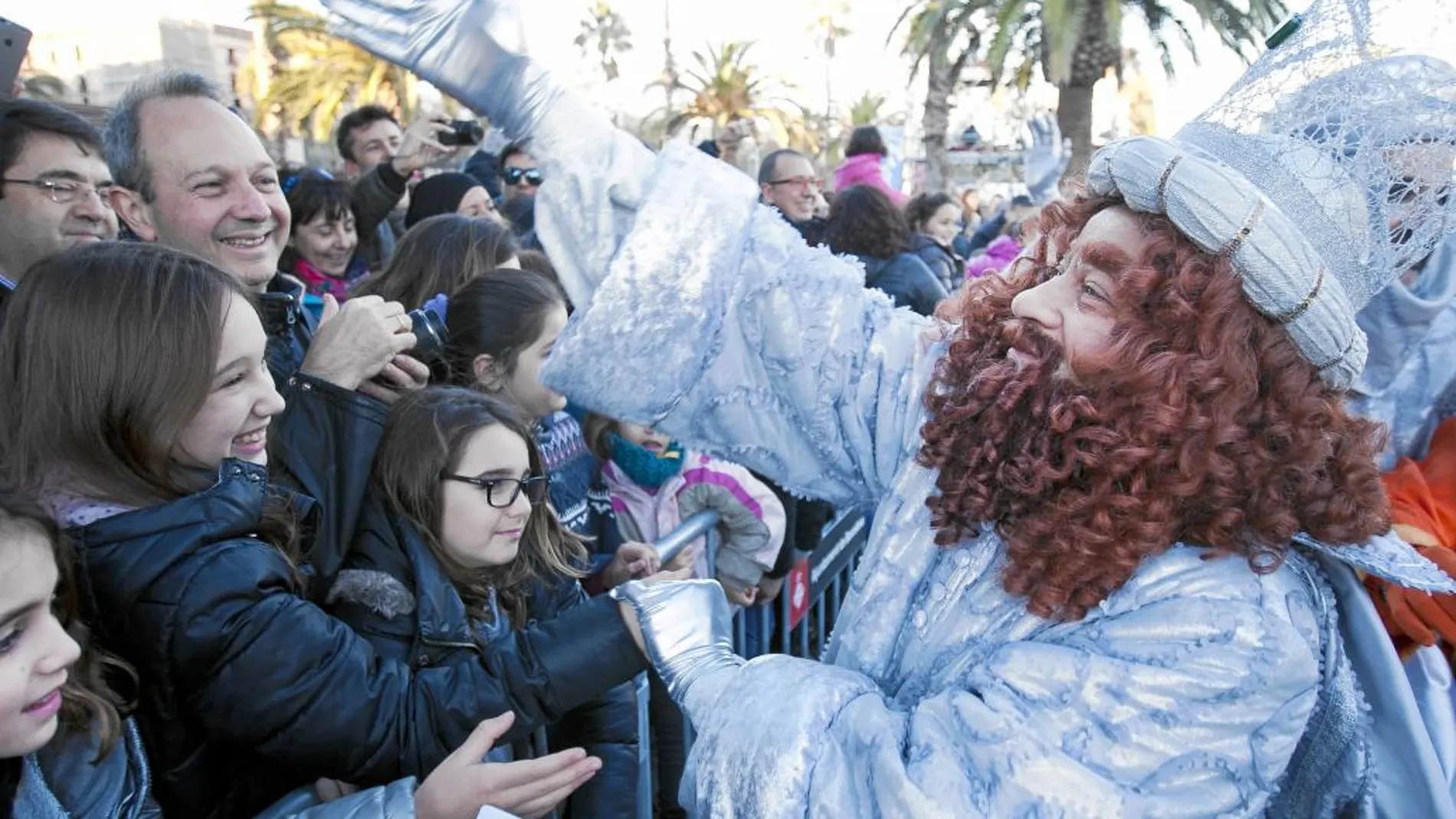 Melchor, Gaspar y Baltasar llegaron un año más por mar en el paquebote Santa Eulàlia y volvieron locos a los niños que esperaban en el muelle para entregarles sus cartas en mano