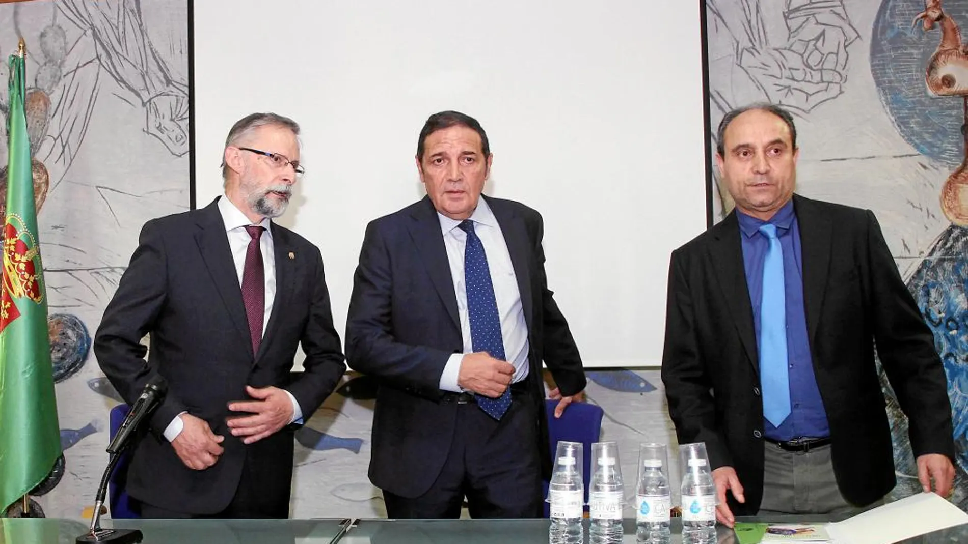 Luciano Díez, Antonio Sáez Aguado y Manuel Martínez, abren el foro sanitario en León