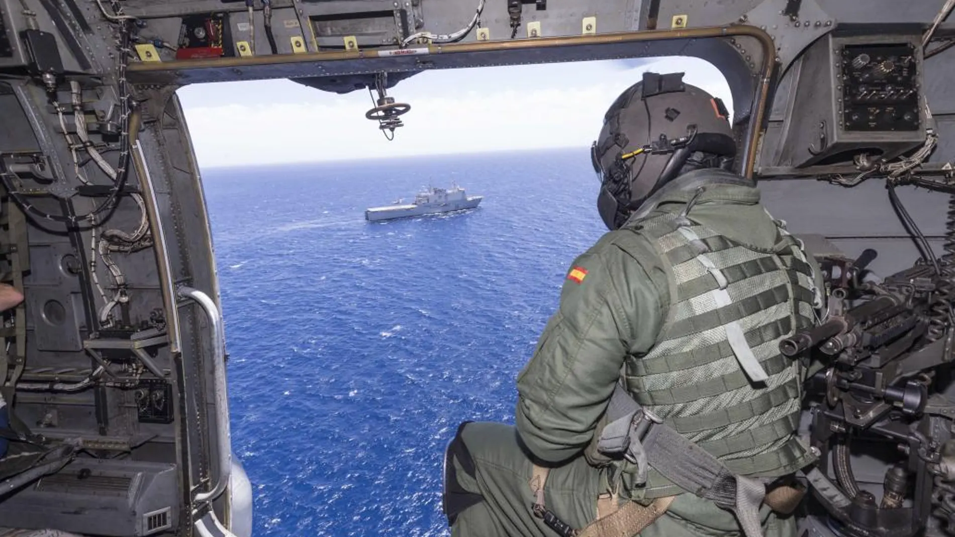 Un miembro de las fuerzas armadas españolas a bordo de un helicóptero SH3D Seaking