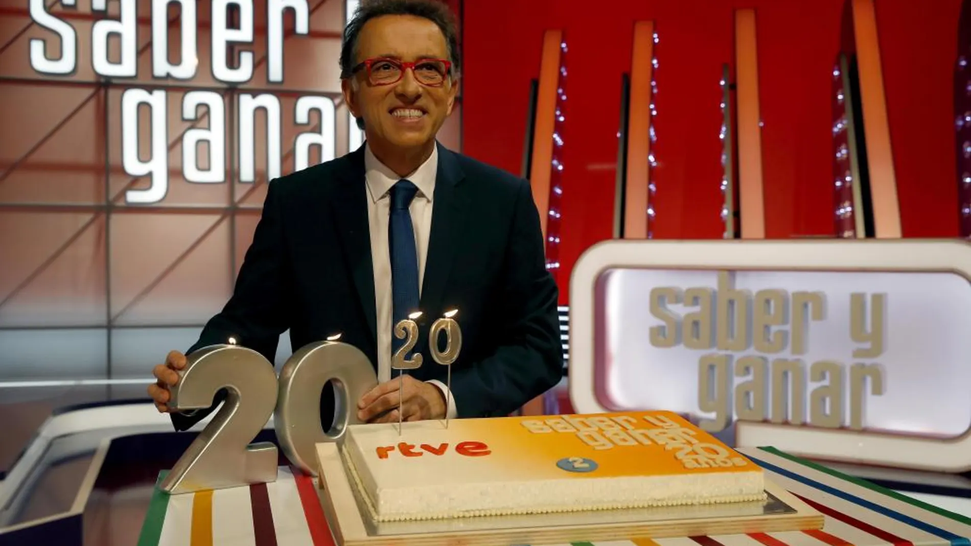 Jordi Hurtado, del programa 'Saber y Ganar', con la tarta del 20 aniversario