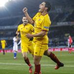 Ben Yedder celebra junto a Vitolo el primero de los goles que le marcó anoche a la Real Sociedad