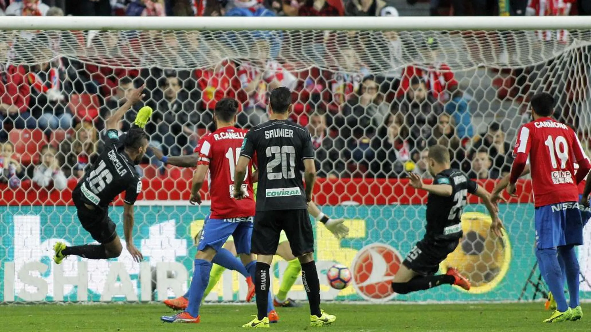 El defensa islandés del Granada Sverrir Ingi Ingason lanza marcando gol ante el Sporting de Gijón.