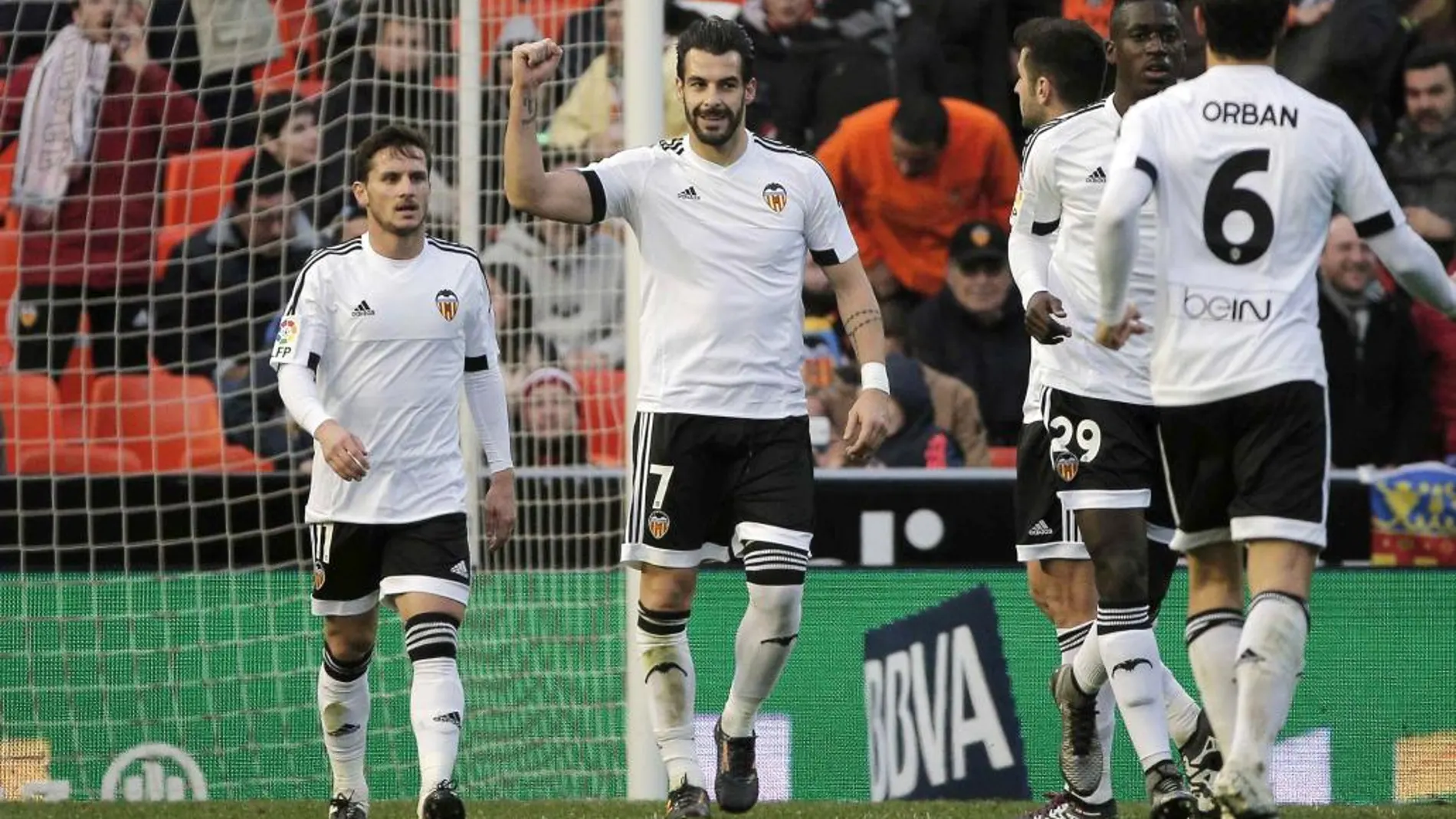 El delantero del Valencia Álvaro Negredo celebra el tercer gol que ha marcado