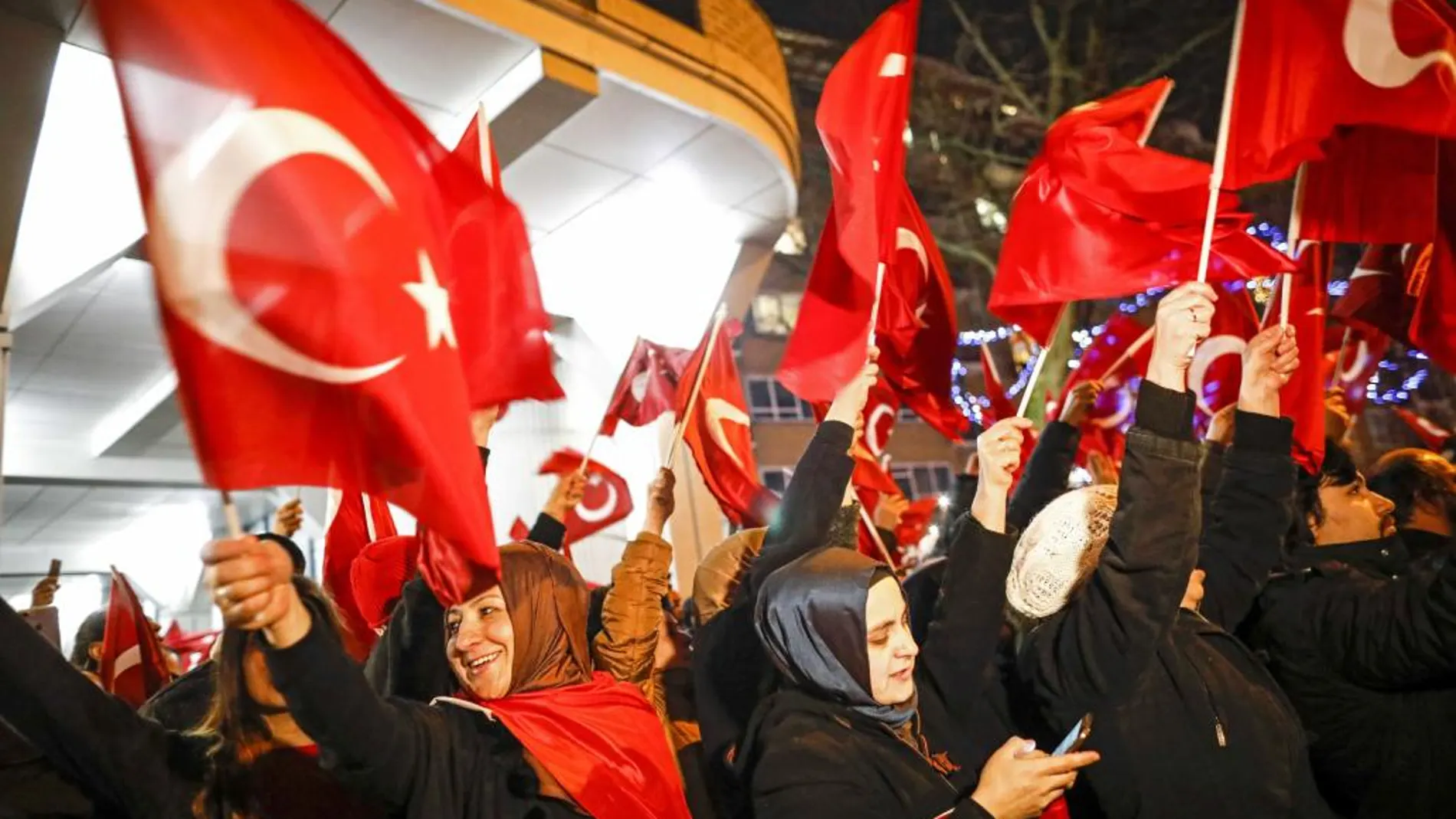Portestas con banderas turcas ante el consulado de Turquía en Ankara