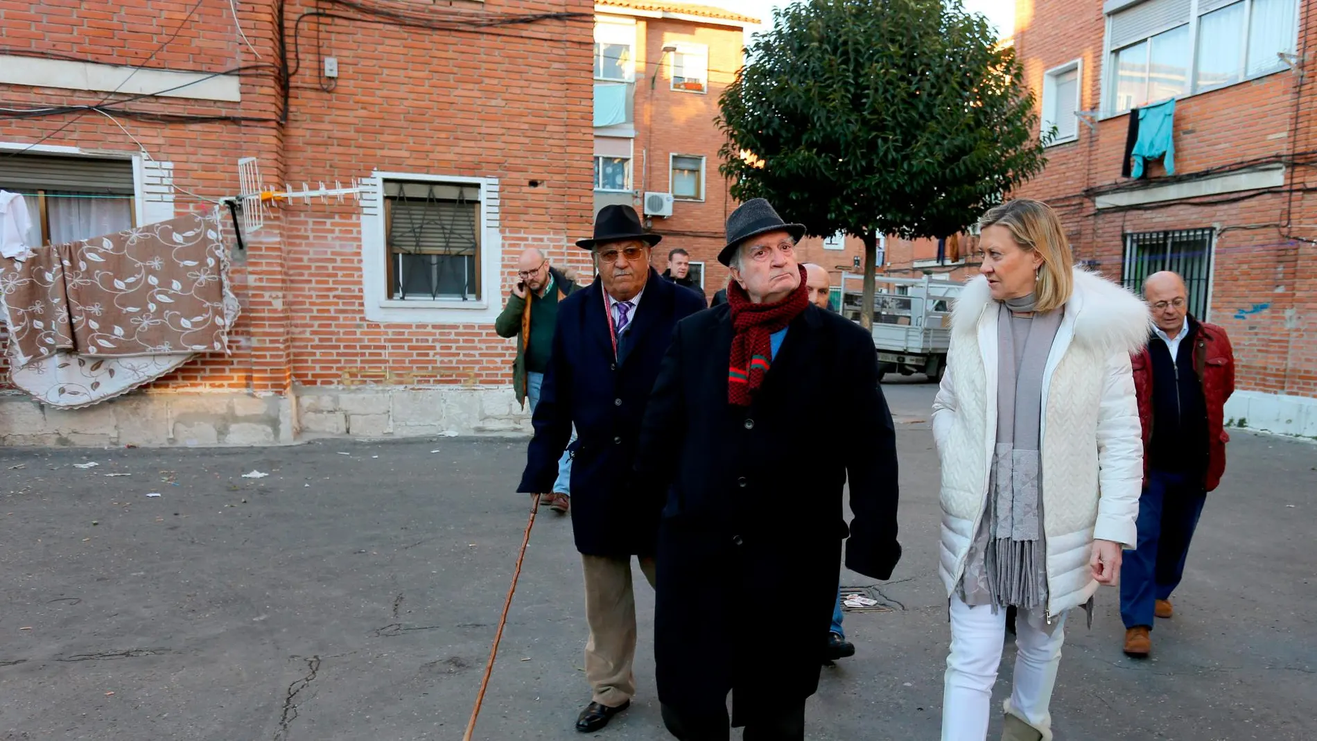 La candidata del PP a la Alcaldía de Valladolid, Pilar del Olmo, visita el barrio de Las Viudas, junto a representantes de organizaciones gitanas de la ciudad