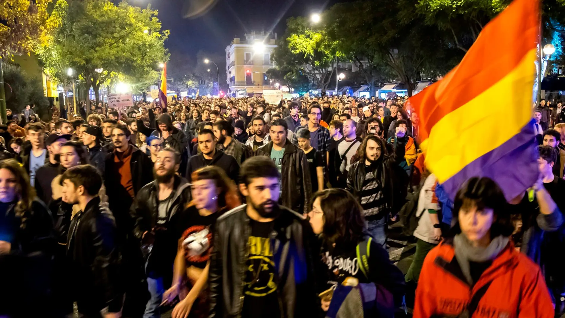 Manifestación antifascista en la plaza de la Encarnación de Sevilla y ha continuado hasta el Parlamento de Andalucía y la Universidad hispalense/Efe