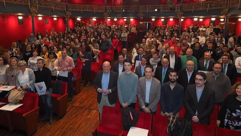 El presidente de la Diputación de Valladolid, Jesús Julio Carnero, junto a los participantes y asistentes al Congreso Provincial «Informa e Influye»