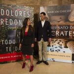 La ganadora del premio Planeta Dolores Redondo y el finalista Marcos Chicot