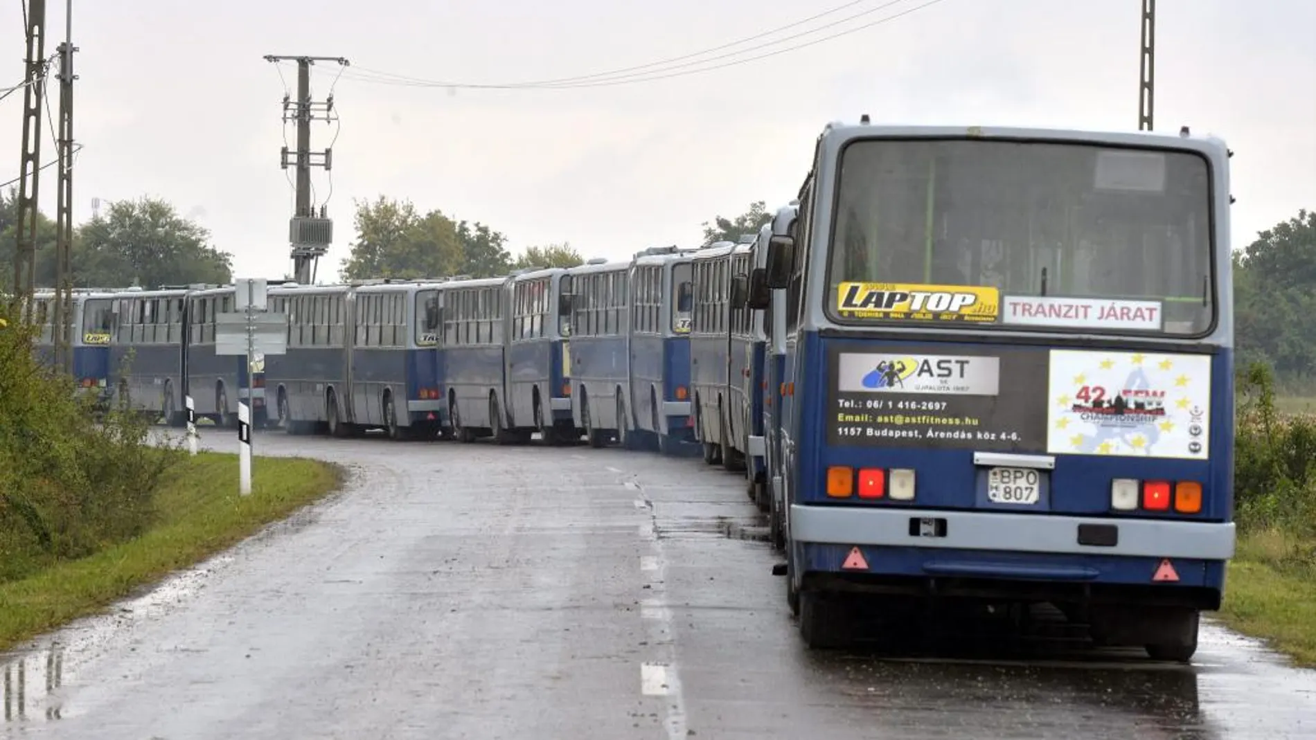 Decenas de autobuses trasladan a los refugiados de Croacia a Hungría.