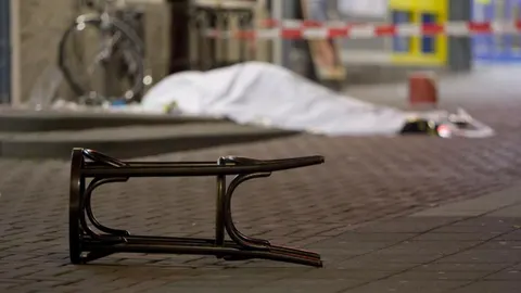 El cadáver de un hombre asesinado en Rotterdam (Holanda), en una imagen de archivo