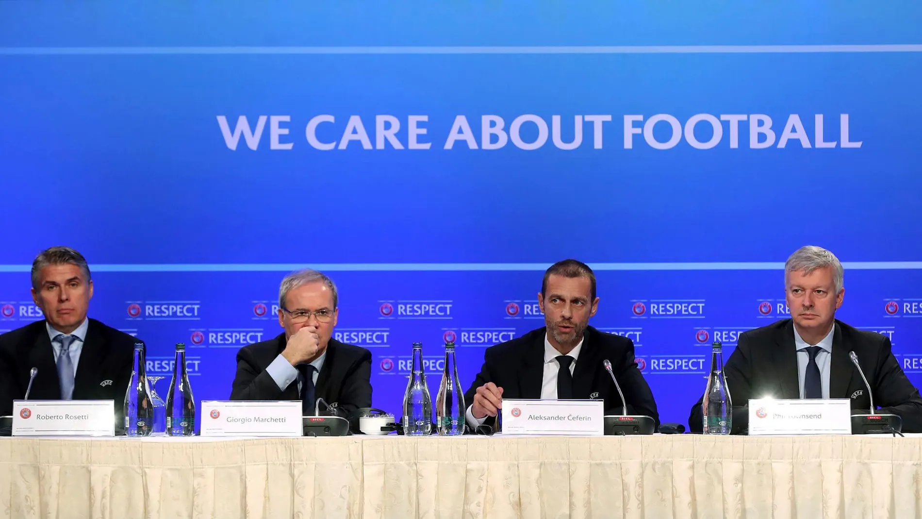 Roberto Rosetti, Giorgio Manchetti, Aleksander Ceferin y Phil Townsend durante el sorteo de las finales de la Liga de Naciones de la UEFA en el Shelbourne Hotel / Ap