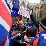Manifestantes a favor y en contra del Brexit discuten ante el Parlamento británico / Reuters