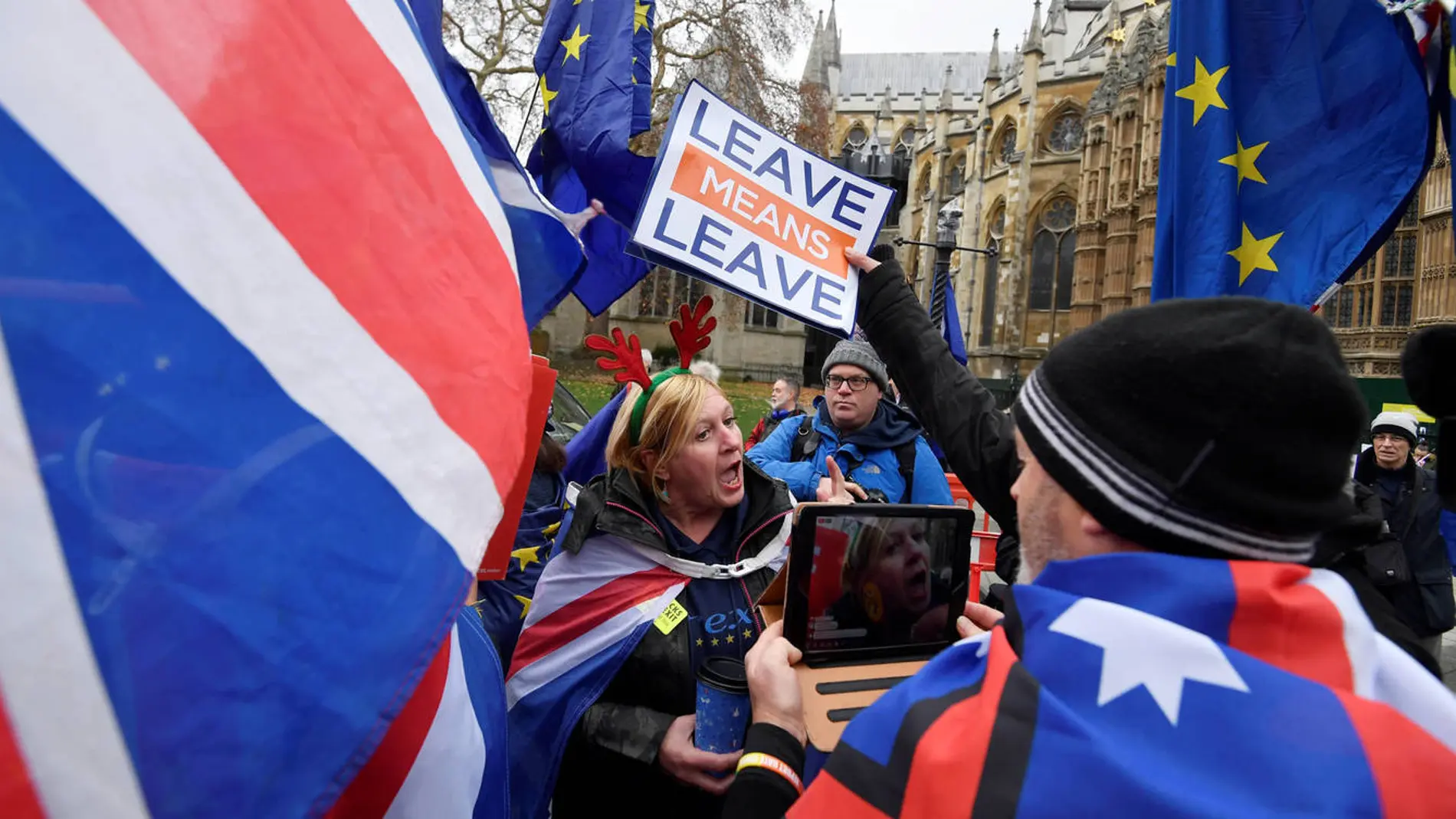 Manifestantes a favor y en contra del Brexit discuten ante el Parlamento británico / Reuters