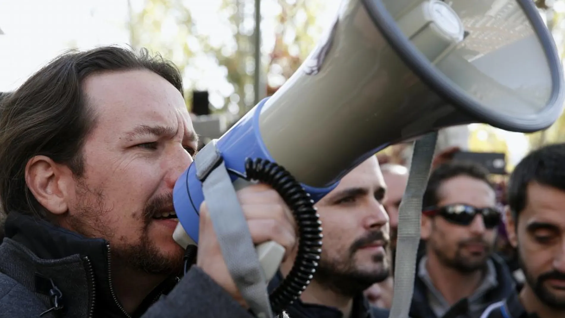 El líder de Podemos, Pablo Iglesias (en la imagen, megáfono en mano), encabezó ayer en Madrid junto a Alberto Garzón la manifestación contra la pobreza energética