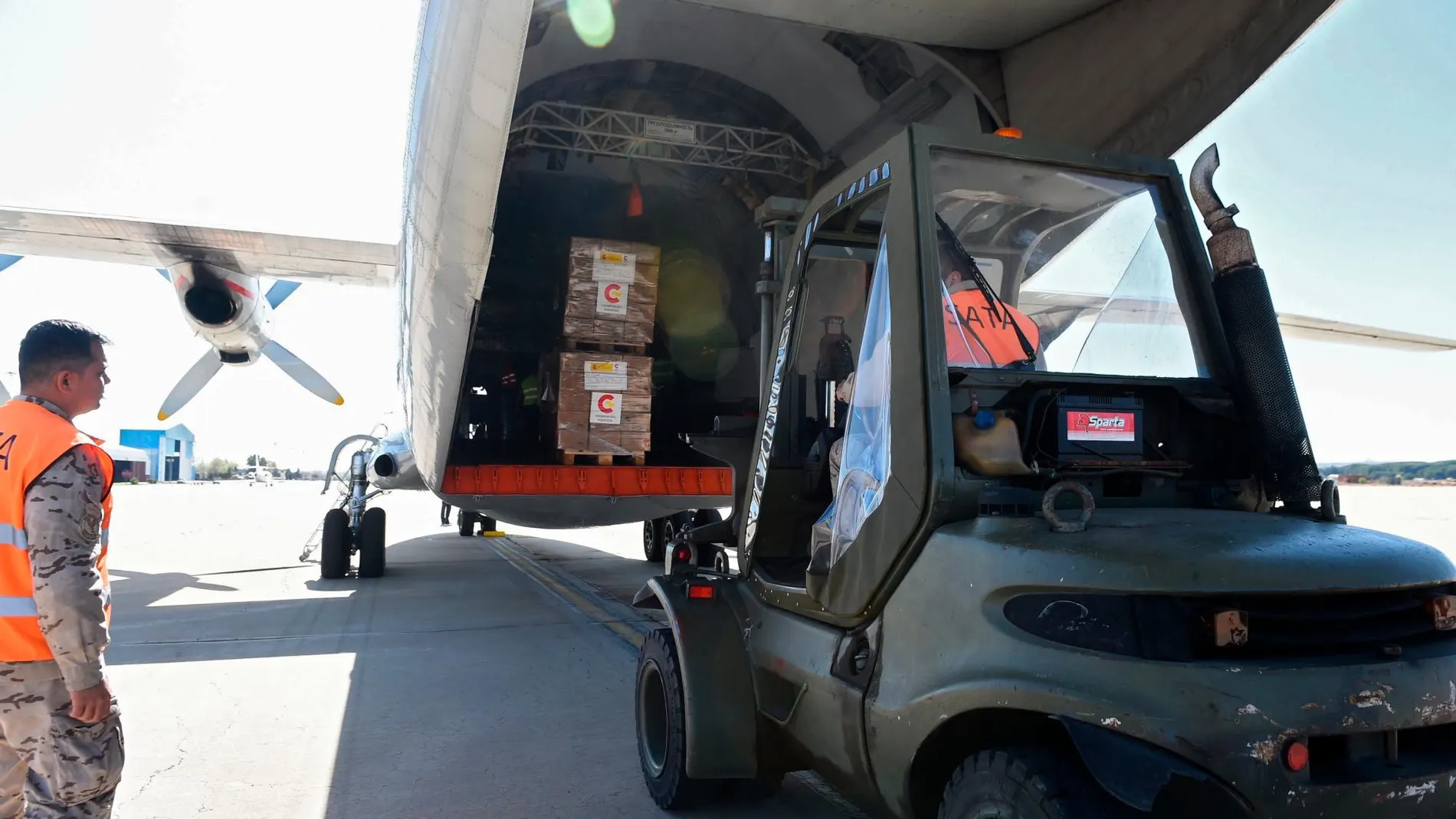 Interior del avión cargado de kits de cocina e higiene para distribuir entre los miles de afectados en Mozambique por el paso del ciclón Idai