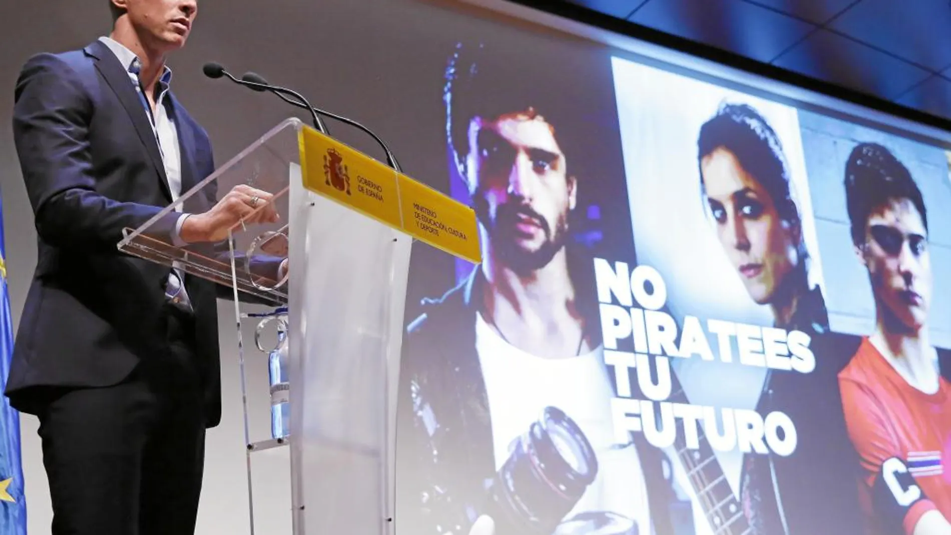 El futbolista Fernando Torres fue uno de los padrinos ayer en la presentación de la campaña «No piratees tu futuro»