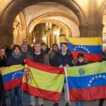 El candidadto del PP a la Junta de Castilla y León, Alfonso Fernández Mañueco junto a Pedro Adolfo Morales, presidente de la asociación de venezolanos en Salamanca, intervienen en el acto de apoyo al pueblo venezolano