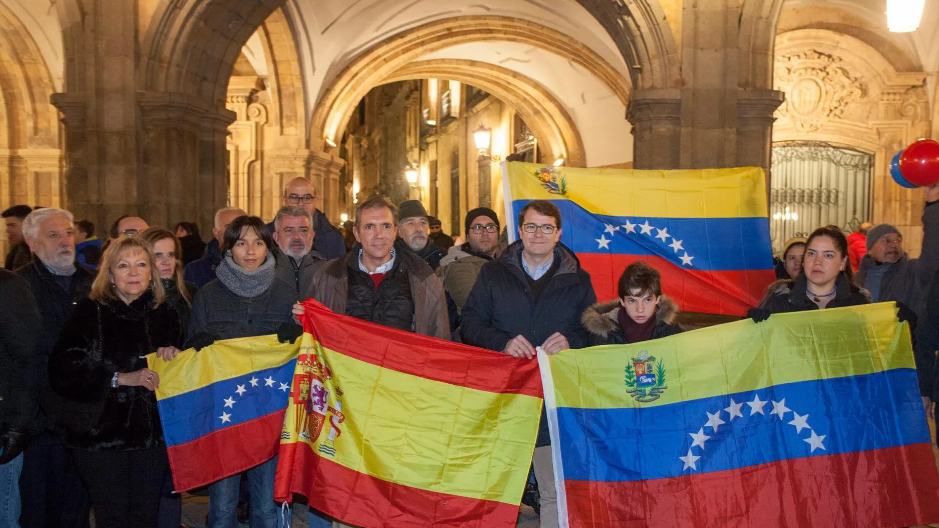 El candidadto del PP a la Junta de Castilla y León, Alfonso Fernández Mañueco junto a Pedro Adolfo Morales, presidente de la asociación de venezolanos en Salamanca, intervienen en el acto de apoyo al pueblo venezolano