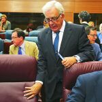 El calor llega al pleno. Sánchez-Martos rechazó el abanico de papel que una diputada de Podemos quiso entregarle ayer en la Asamblea