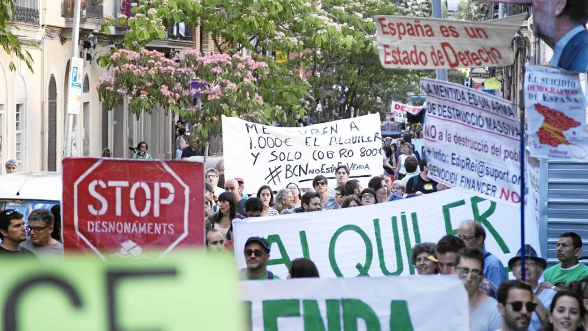 Miles de personas protestaron el sábado contra las fuertes subidas de los precios de los alquileres