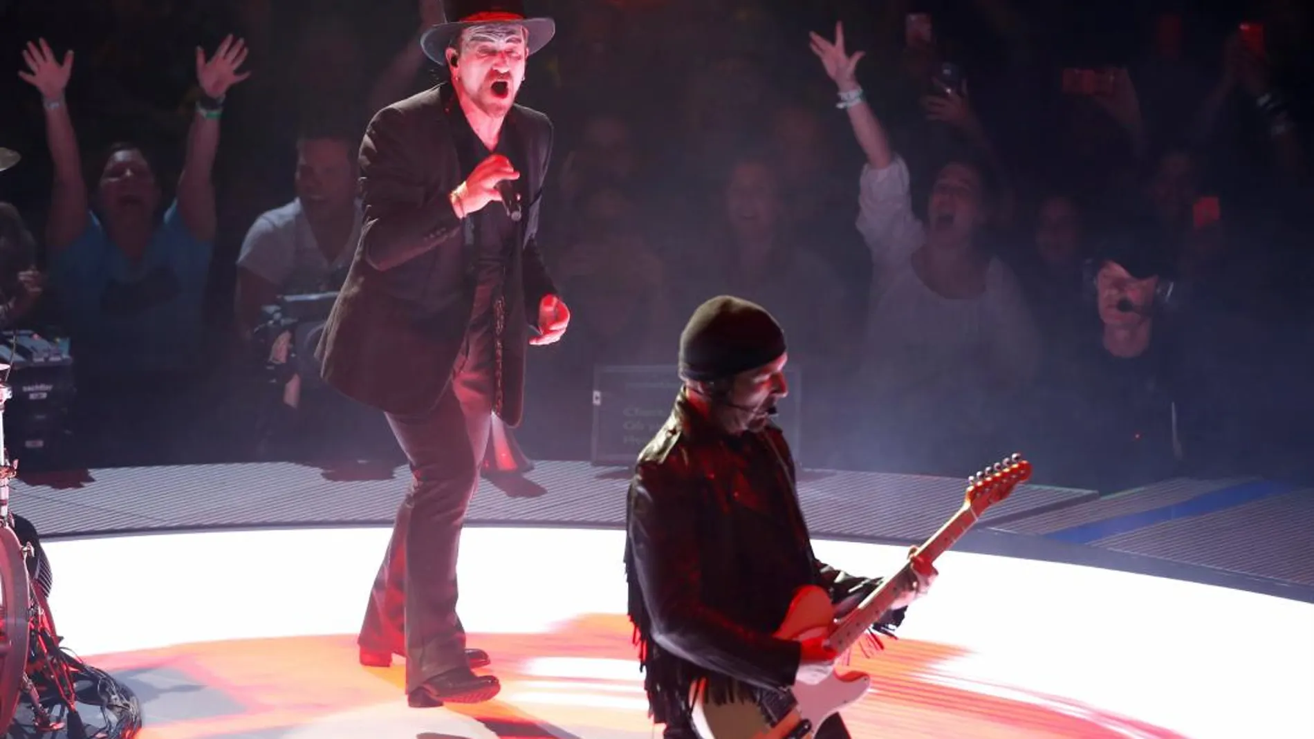 Bono y The Edge durante un concierto de la gira "Experience + Innocence"en California. REUTERS/Mario Anzuoni/File Photo