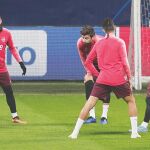 El Barça entrenó en San Siro con Messi ya en el grupo / Efe