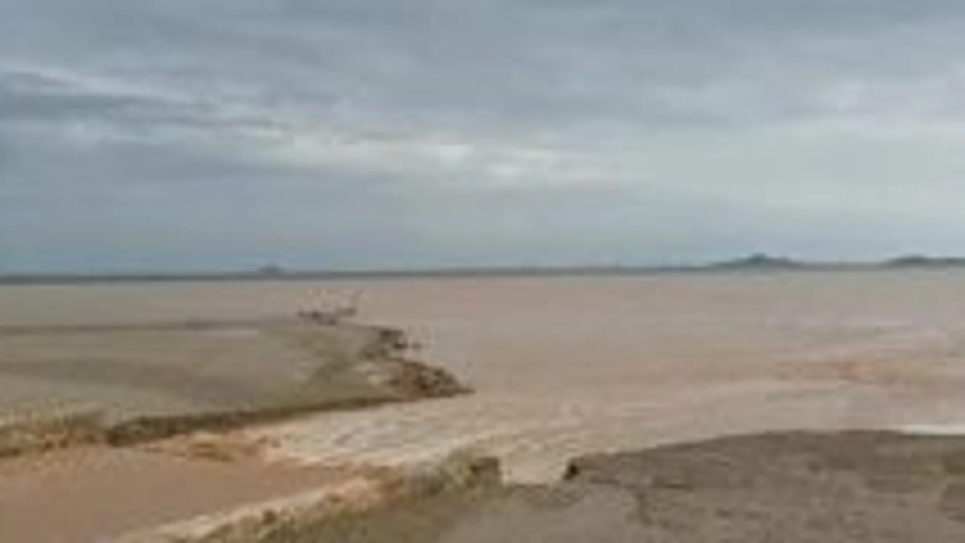 Las continuas precipitaciones caídas en los últimos días en la cabecera de la cuenca generaron avenidas de agua con arcilla u otros restos procedentes de las ramblas que desembocan en el Mar Menor. LA RAZÓN