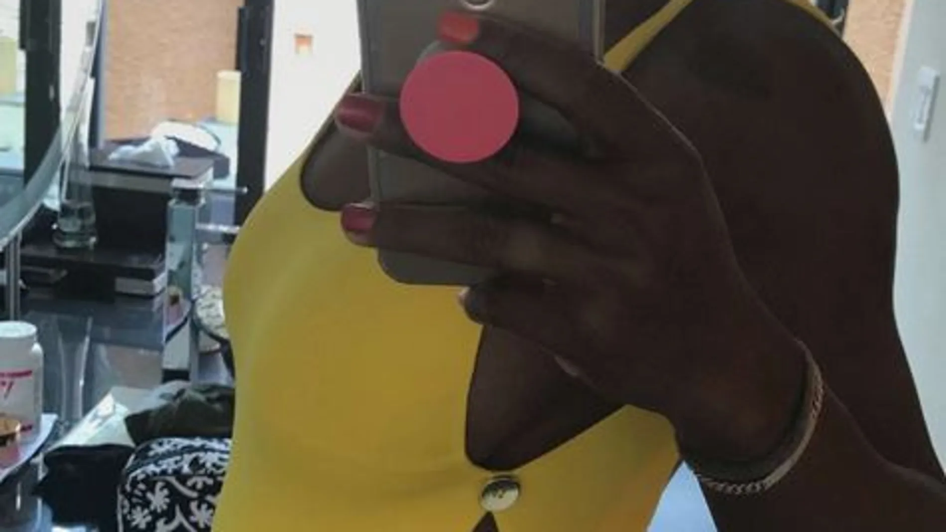 Serena Williams ha publicado una fotografía suya en su cuenta de Snapchat en la que muestra una pequeña barriga junto a la frase "20 semanas"