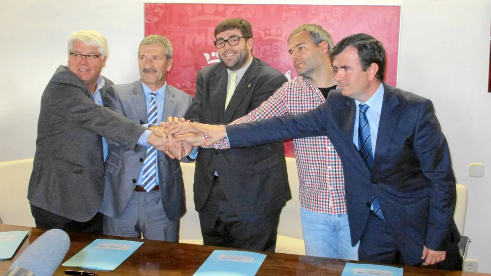Jesús Manuel Sánchez Cabrera, Juan Saborido, Luis Sánchez y Óscar García firman el acuerdo que permitirá la creación del Consejo Provincial del Diálogo Social de Ávila.