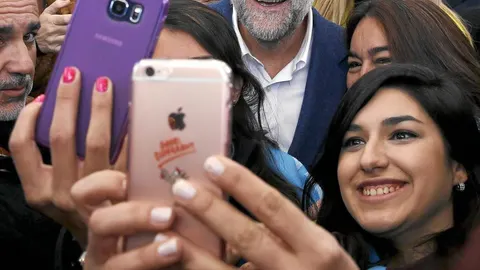 Mariano Rajoy y Cristina Cifuentes, con unos simpatizantes en Madrid