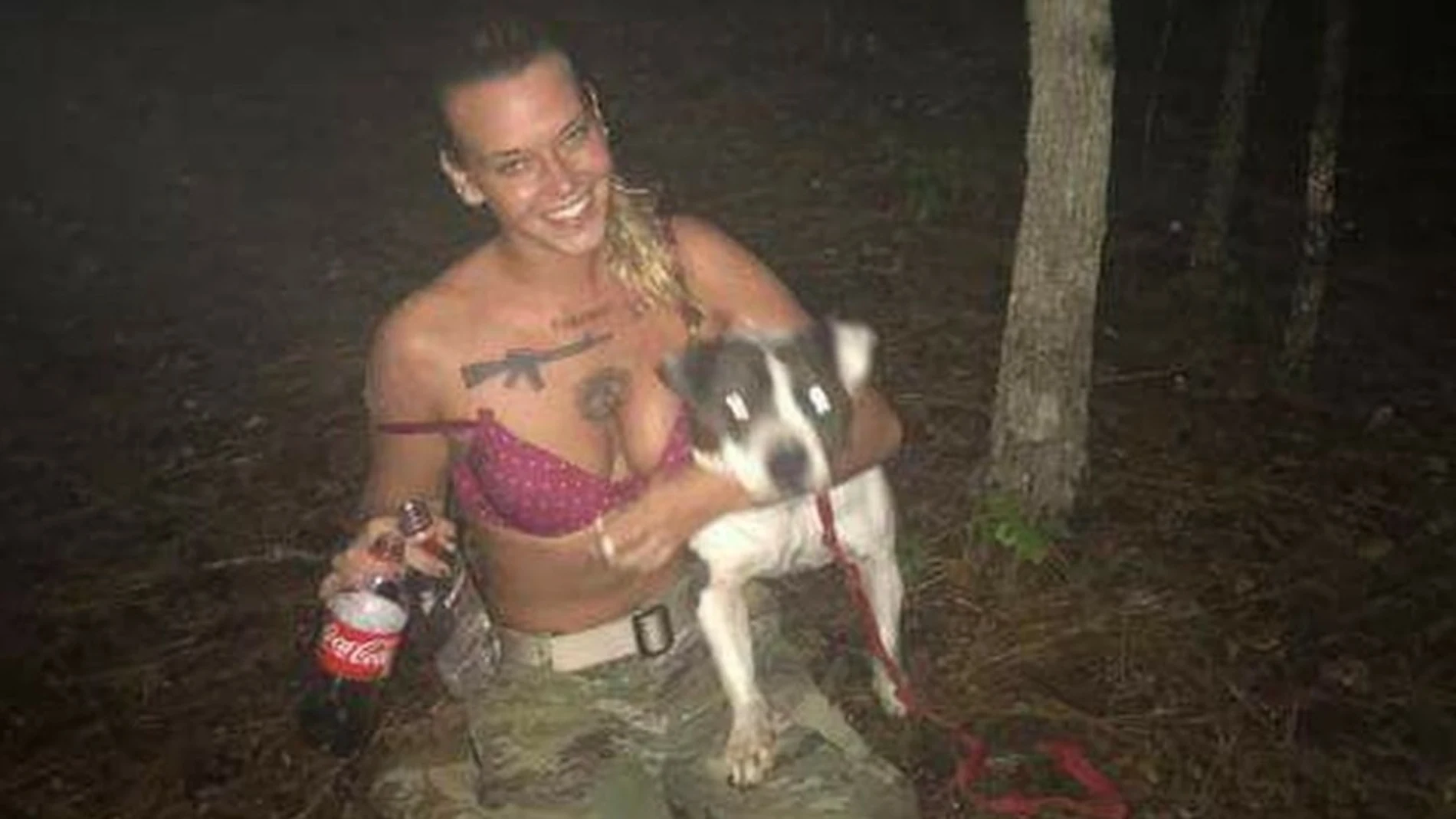 La veterana de guerra Marina Rollins poco antes de acabar con la vida de su perro Cam