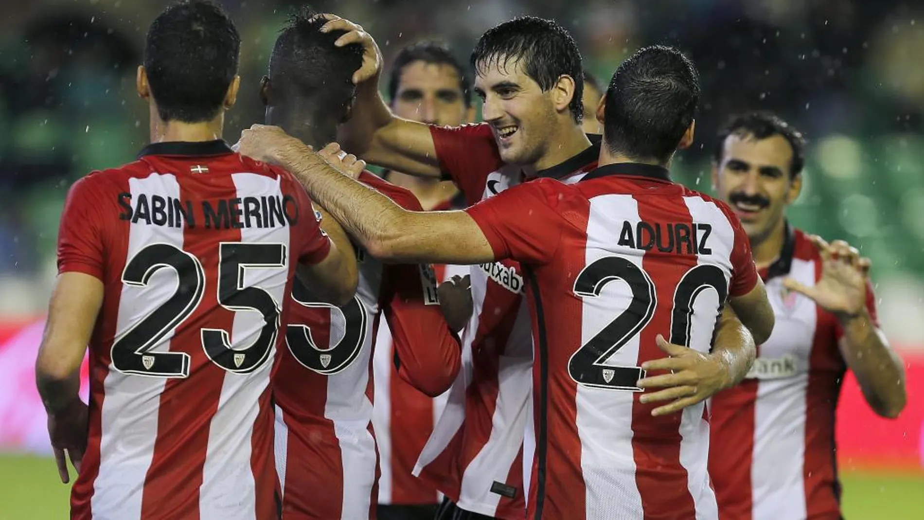 Los jugadores del Athletic de Bilbao celebran el gol marcado por su compañero, Iñaki Williams