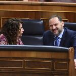 El ministro de Fomento, José Luis Ábalos (d), conversa con la ministra de Hacienda, María Jesús Montero. Foto: Efe