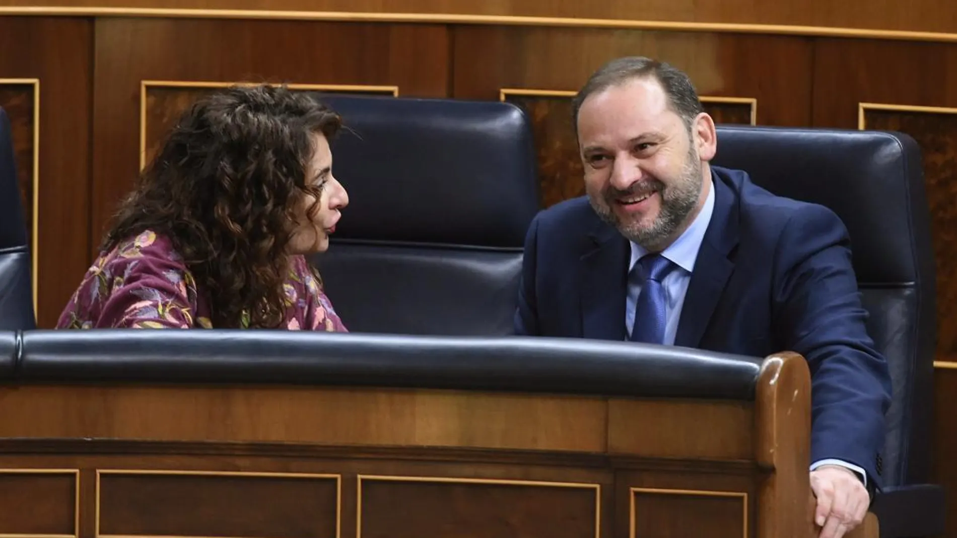 El ministro de Fomento, José Luis Ábalos (d), conversa con la ministra de Hacienda, María Jesús Montero. Foto: Efe