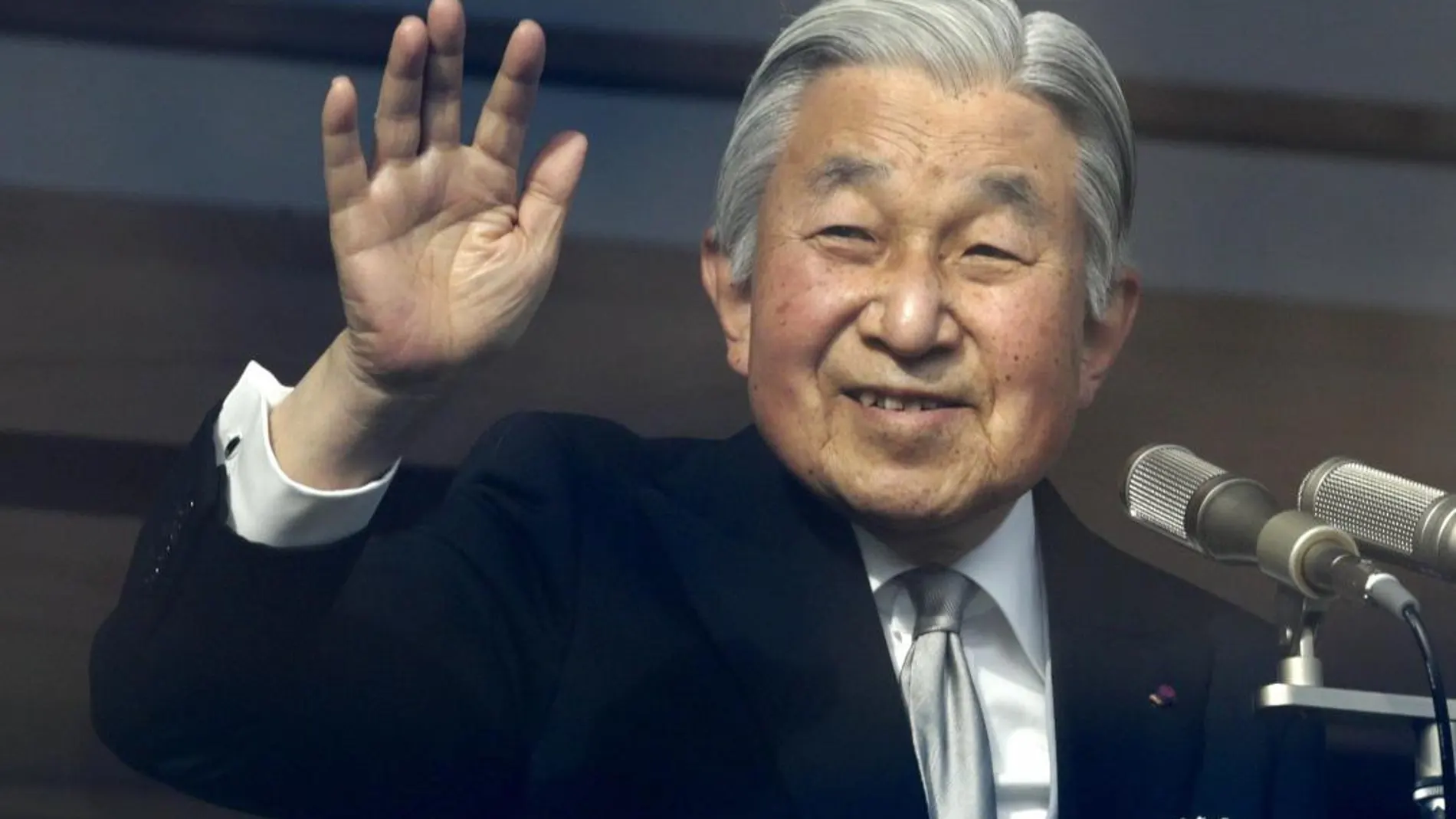 Fotografía de archivo del 23 de diciembre de 2016 que muestra al emperador de de Japón, Akihito, saludando durante la celebración de su cumpleaños 83