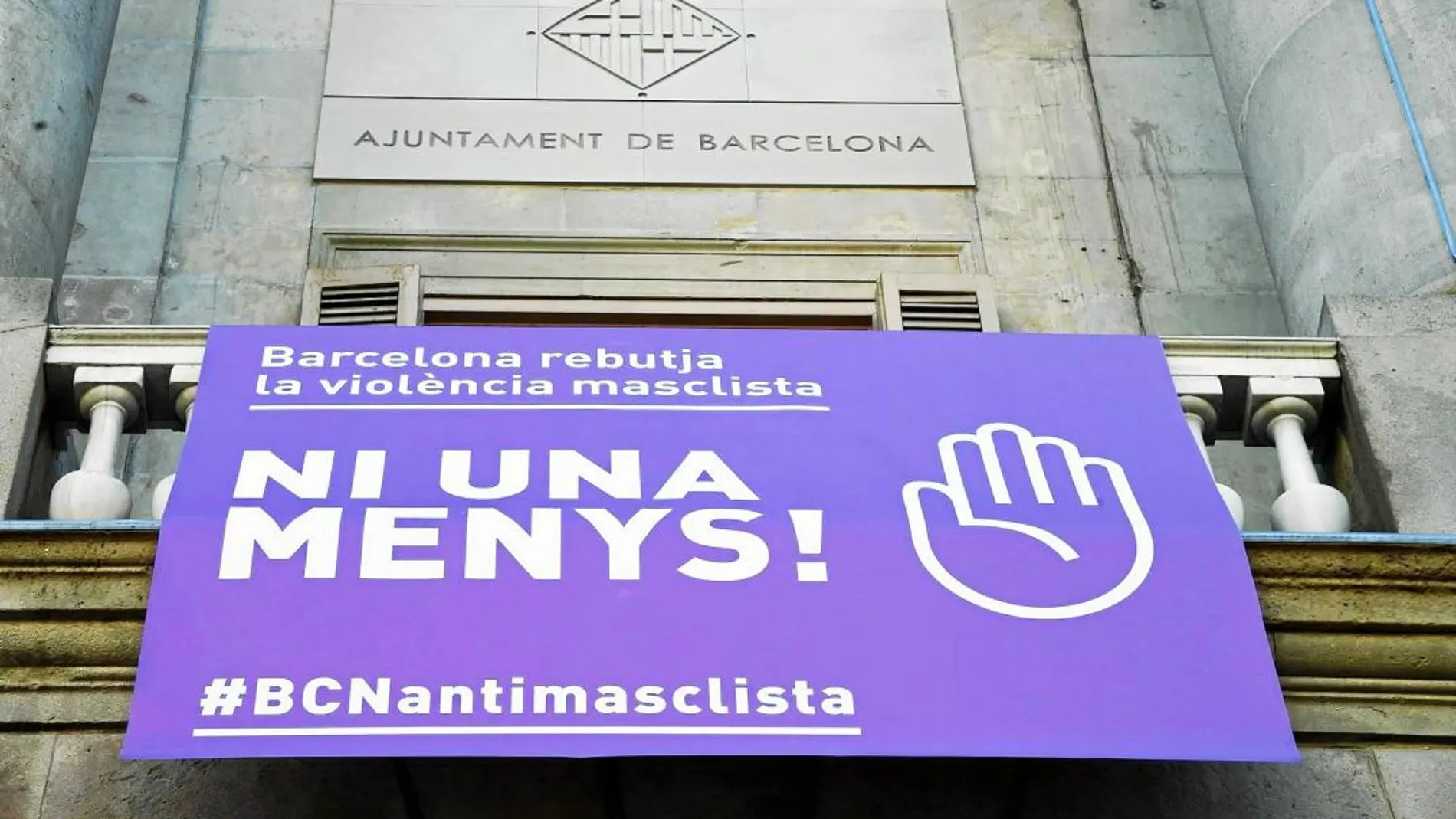 Imagen de la pancarta que colgó el Ayuntamiento en su fachada contra la vilencia machista
