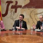 El presidente de la Generalitat, Quim Torra (d), junto al vicepresidente Pere Aragonés y la consellera de Presidencia, Elsa Artadi, al inicio de la reunión semanal del Govern. EFE/Marta Pérez