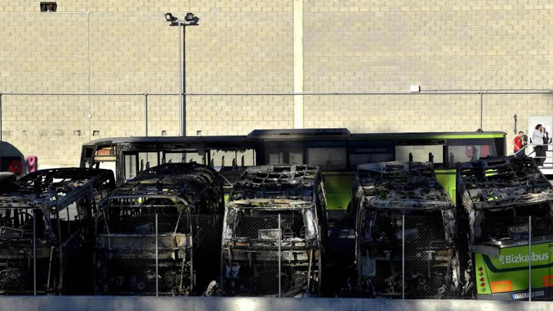 Seis autobuses de la empresa de transporte público Bizkaibus han quedado completamente calcinados y otros dos parcialmente quemados en un incendio ocurrido esta madrugada en las cocheras del polígono Ugaldeguren en Derio (Vizcaya)